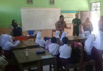 Pelda Wiyono Dan Sertu M Torik Melaksanakan Pendampingan Kegiatan Imunisasi DT 