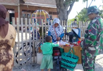 Senyum Bahagia Pedagang Jajanan Keliling Atas Jalan TMMD