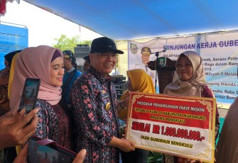 Gubernur Bengkulu Rohidin Mersyah Serahkan Bantuan Bantuan Sosial Kube Senilai 1 Miliar 