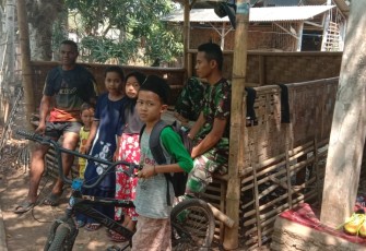 Bersama TMMD Kronjo anak anak tak takut lagi TNI