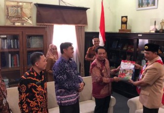 Wakil Wali Kota Bengkulu Dedy Wahyudi Sedang Foto Bersama 