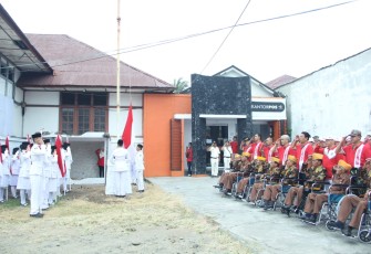 Gubernur Bengkulu Rohidin Mersyah Upacara di Kantor Pos Barukoto Kampung Kecamatan Teluk Segara Kota Bengkulu