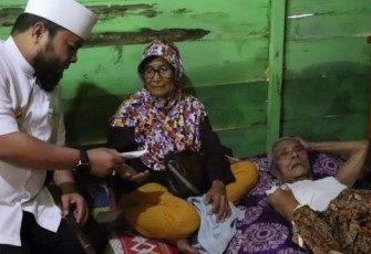 Wali Kota Bengkulu Helmi Hasan Kunjungi Warganya Yang sedang Sakit 