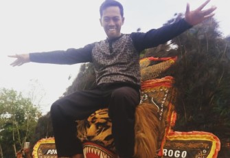 Kades Melati Harjo Dukut Sumari S.IP saat menunggang reog