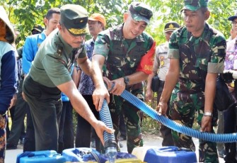 Tim Asistensi Kasad di Bantu Dandim 0712/Tegal distribusikan air bersih