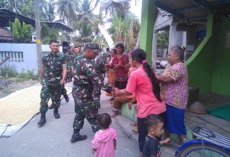 Warga Genggam Sejumlah Kenangan Bersama TNI Saat TMMD Reg 105