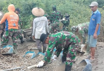 Danton Juga Ikut Kerja Di Lokasi TMMD