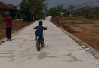 Begini Gaya Firmansyah Bocah Desa Blukbuj Nikmati TMMD Kronjo