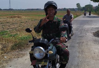 Sebelum Diresmikan Danramil Ini Coba Kemulusan Jalan TMMD