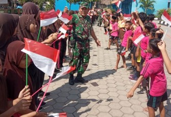 Bak Seorang Artis Tentara Satgas TMMD Diburu Anak-Anak