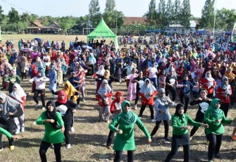 Masyarakat Suradadi Tegal Senam Zumba Bersama