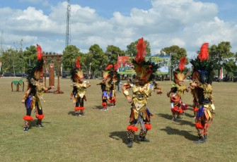 Pentas Tarian Topeng Ireng di Penutupan TMMD