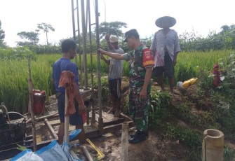 Babinsa Desa Jatibatur Pantau Pembuatan Sumur Dalam