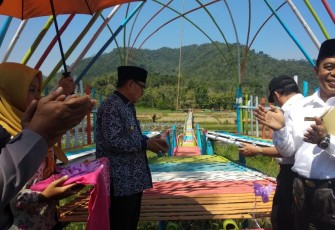 Bupati Kepahiang Hidayatullah Sjahid  Melakukan Peletakan Batu Pertama Pembangunan Jembatan Pariwisata 
