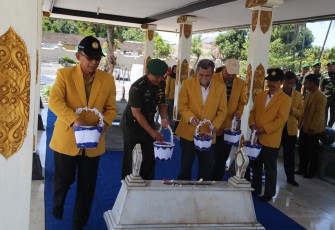 Korem 071/Wk dan Civitas Akademika Unsoed Ziarah Ke Makam Pangsar Jenderal Soedirman
