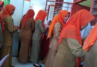 Guru SD 10 santuni anak yatim