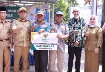 Wakil Wali Kota Bengkulu Dedy Wahyudi Salurkan Bantuan Modal Usaha Pada Ternak di Sumber Jaya