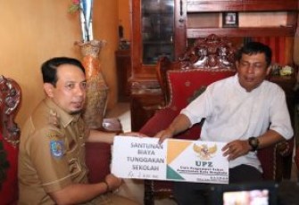 Wakil Wali Kota Bengkulu Dedy Wahyudi Berikan Bantuan Untuk Wildan Rifaldo Lubis Siswa Kelas XI SMK N 3 Kota Bengkulu Yang Menunggak Biaya Sekolah