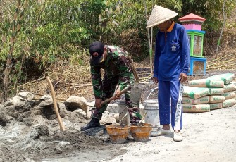 Babinsa Koramil 02 Jeruklegi Bantu Siapkan Adukan Semen