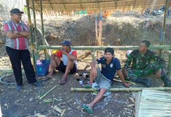 Anggota Satgas TMMD Bersenda Gurau Bersama Masyarakat
