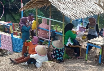 Ibu-Ibu Semangat Siapkan Makan Siang untuk Satgas TMMD