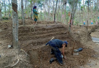 Wahid dan Keluarganya Rela Bantu TNI Membuat Lapangan Parkir Pemancingan