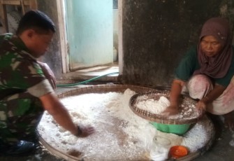 Sertu Mulyono Bantu Sanem Buat Adonan Gemblong