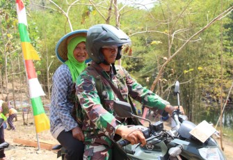 Dengan Hati yang Ikhlas Serka Sodirin Antarkan Seorang Ibu yang Kelelahan