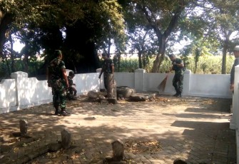 Danramil Kandangan Kapten Chb Mulyono Dan Warga Bersih Bersih di Areal Situs Gentong Bioro 