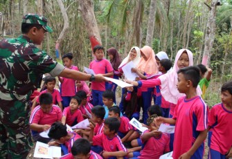 Personel TNI Kodim Cilacap Tumbuhkan Minat Baca Anak-anak 