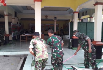 Pasi ops kodim 0703 Cilacap Ajak warga Bersihkan Balai Desa dan menikmati makanan Seblak