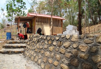 Warga Gotong Royong Buat Tempat Wudhu Mushola