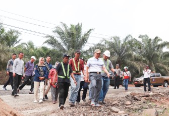 Gubernur Rohidin Tinjau Pembangunan Jalan