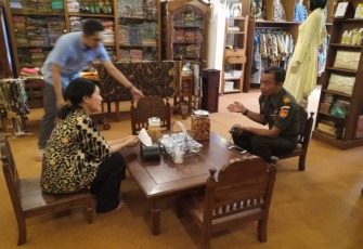 Danramil 03 Serengan Temui Pemilik Batik Karlina