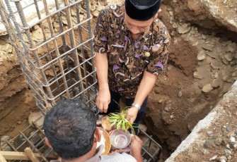 Peletakan batu pertama pembangunan mesjid Al-Muklisin