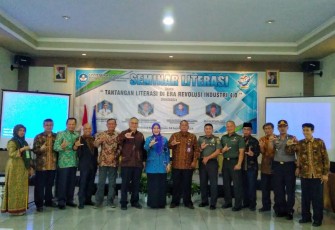 Seminar Literasi dengan tema "Tantangan literasi di era revolusi industri 4.0" di Madelin Hotel