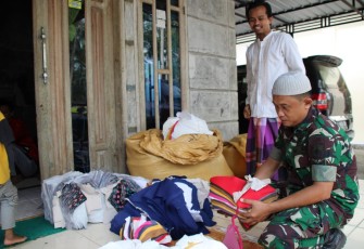 Satgas TMMD Sertu Mulyono Kunjungi Usaha Konveksi Milik Warga Desa