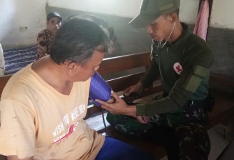Tim Kesehatan Periksa warga desa Cilibang.