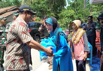 Sutiyah Terima Sembako