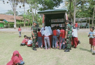Perpustakaan Keliling TNI Diminati Warga Desa Lokasi TMMD 106 Kodim Cilacap