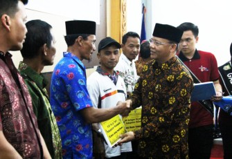 Gubernur Bengkulu Rohidin Mersyah Serahkan Bantuan Pada Kelompok Nelayan Kabupaten Mukomuko 