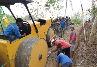 Satgas TMMD Bersama Warga Tarik Alat Berat Ratakan Jalan Menanjak