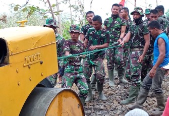 Prajurit TNI Tarik Alat Berat Wales 