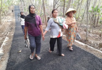 Warga senang jalan diaspal 