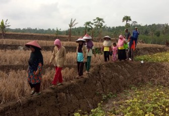 Jauhnya Lokasi Tidak Surutkan Semangat Warga Desa Cilibang Dalam Kegiatan TMMD