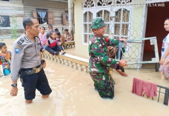 Sigap Babinsa dan Bhabinkamtibmas bantu warga yang terkena musibah banjir