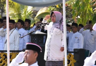 Bupati Tegal Umi Azizah saat memimpin upacara peringatan Hari Santri Nasional Tingkat Kabupaten Tegal