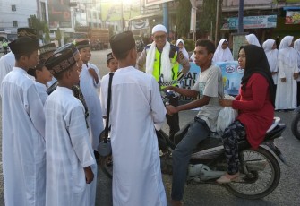 Beginilah Penampakan Remaja Pesantren Mencecar Para Pelanggar Lalu Lintas di Seputaran Kota Kabupaten Bireuen Kamis 24 Oktober 2019.