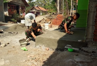 Satgas TMMD 106 Kodim Cilacap Bersihkan Sisa Bangunan Rehab RTLH