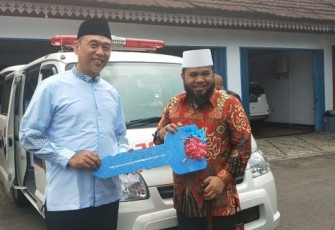 Wali Kota Helmi Hasan Salurkan Bantuan Ambulans 